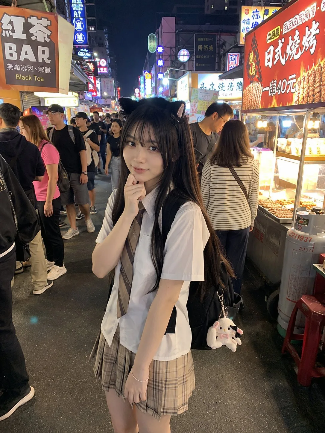 สาวญี่ปุ่นหูแมวในตลาดกลางคืนนีออน 1