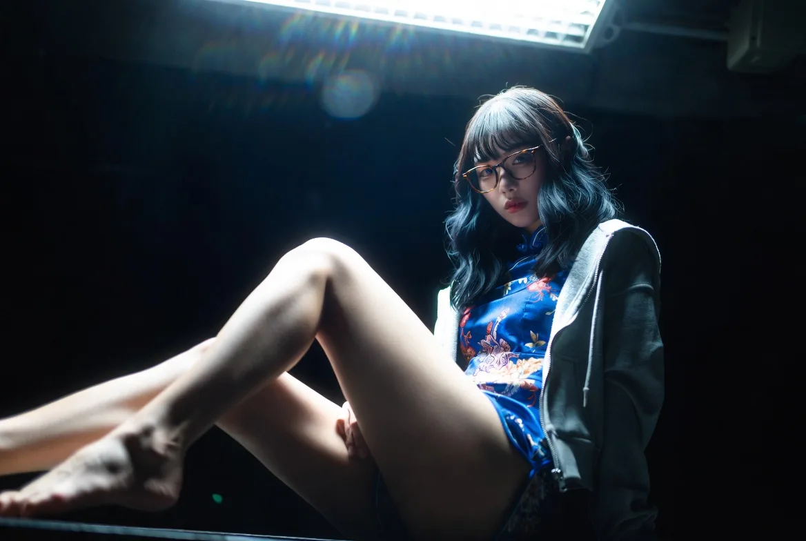 สาวเอเชียในชุดกี่เพ้ากับแว่นตาในห้องผ่าตัดร้าง 2