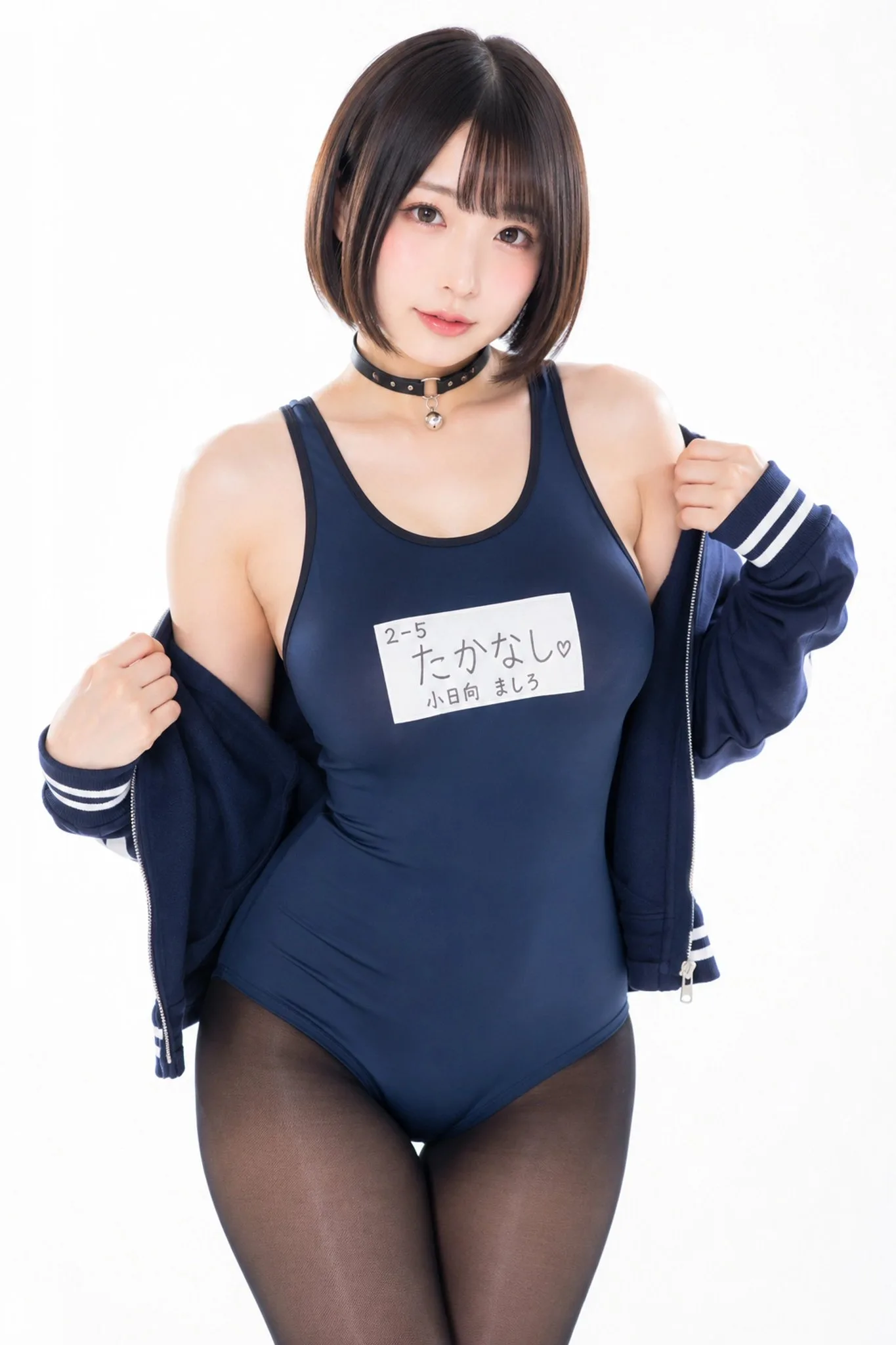 สาวสปอร์ตสไตล์ญี่ปุ่นในสตูดิโอสีขาวสว่าง 1