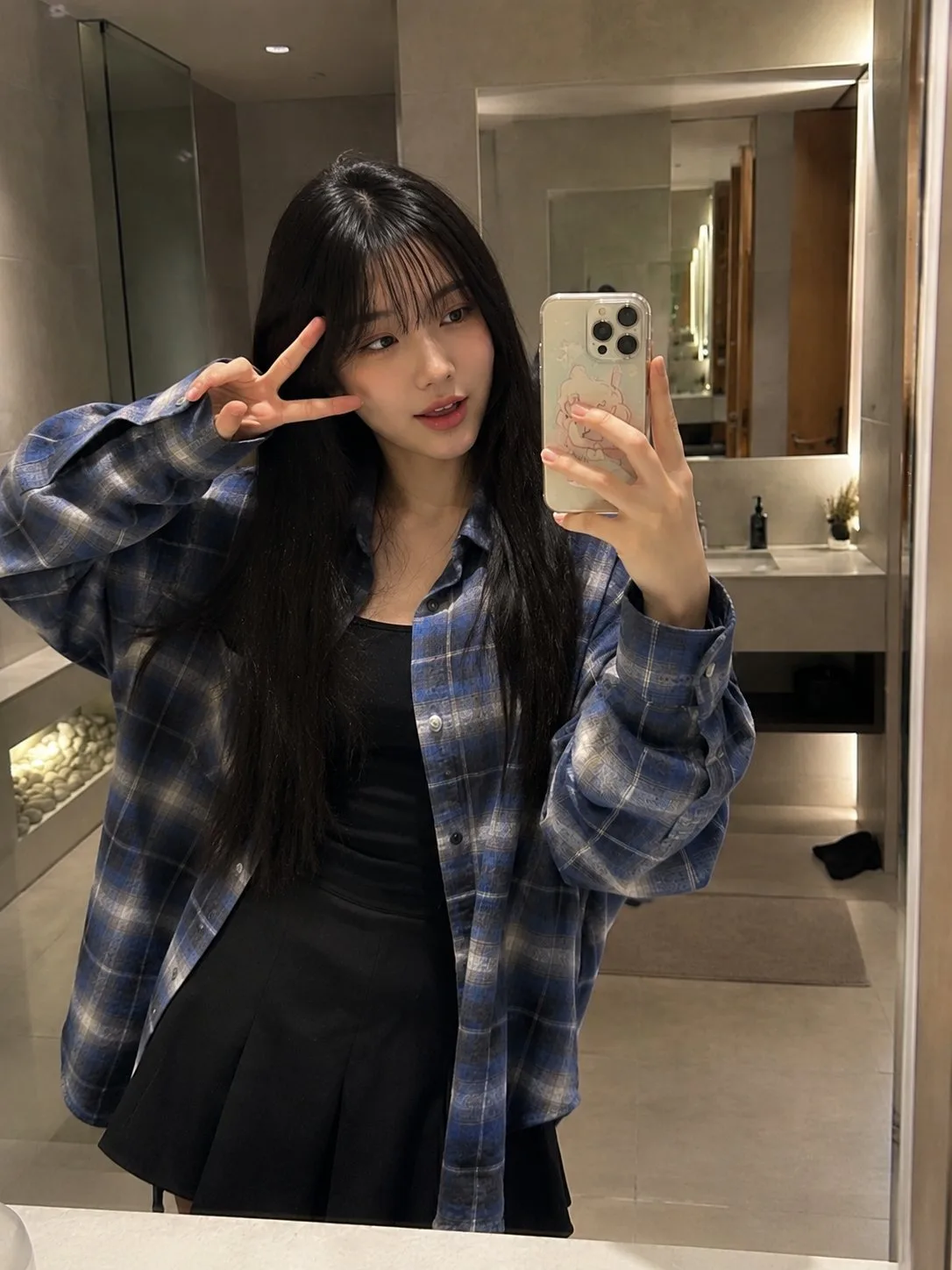 สาวญี่ปุ่นผมยาวเซลฟี่หน้ากระจกห้องน้ำ 1