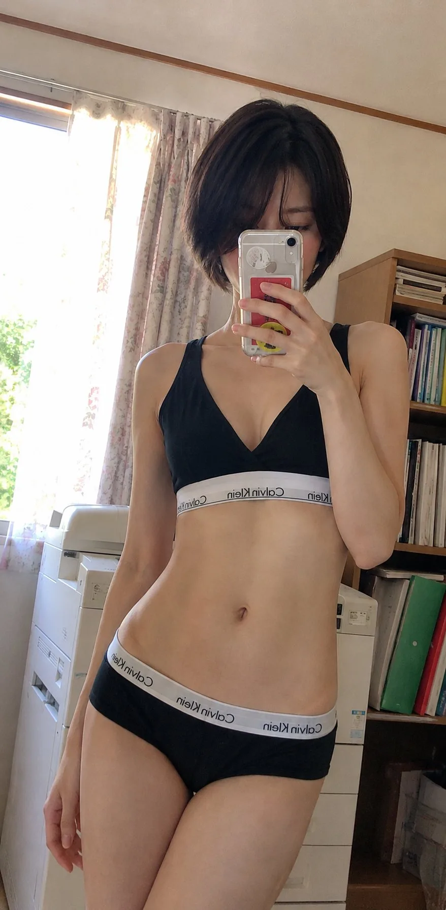 สาวญี่ปุ่นถ่ายเซลฟี่ในชุดชั้นในที่บ้าน 1