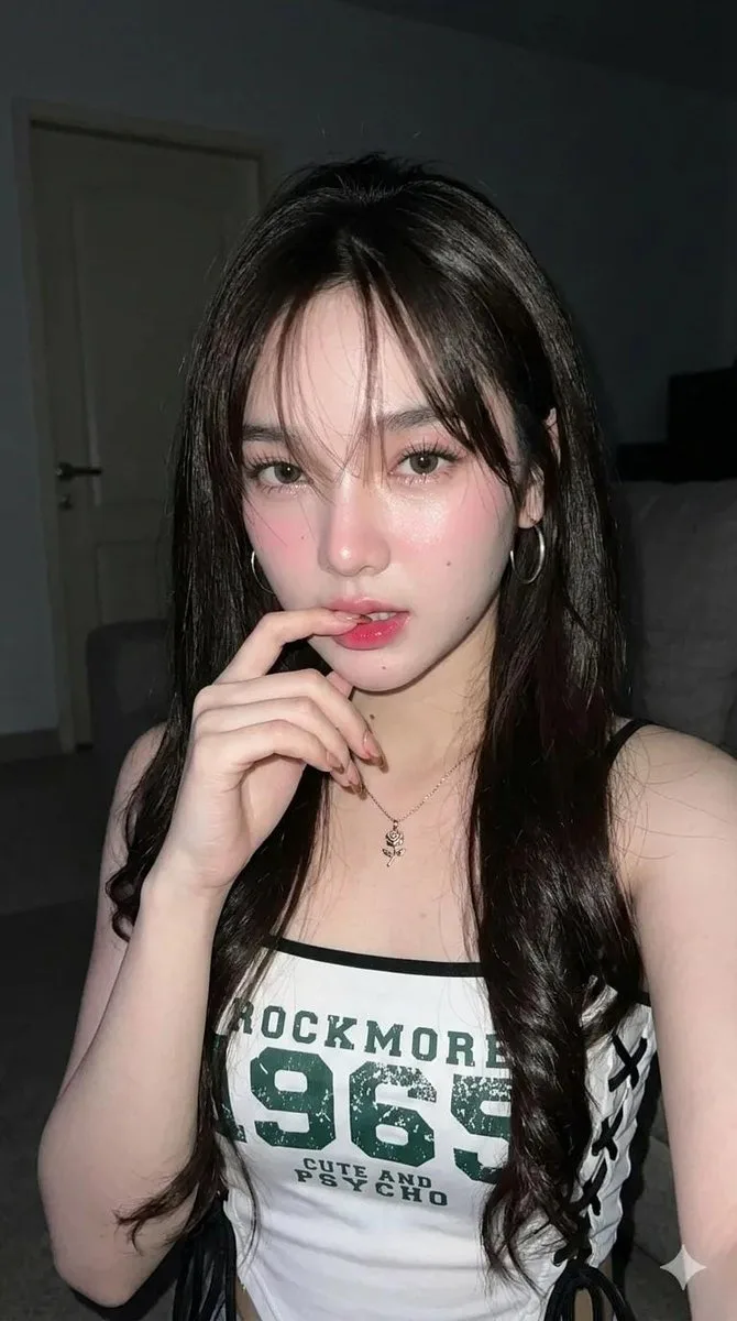 สาวเกาหลีใสๆ กัดนิ้ว ถ่ายเซลฟี่กลางคืน 2
