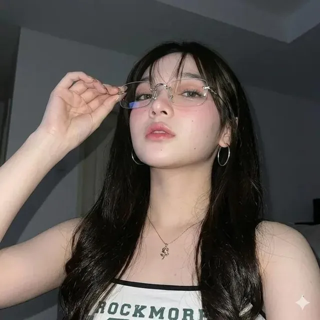 สาวเกาหลีใสๆ กัดนิ้ว ถ่ายเซลฟี่กลางคืน