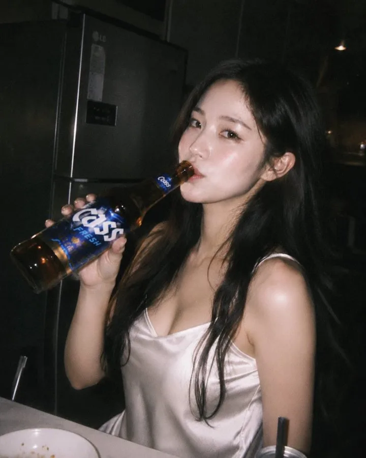 ภาพถ่าย Candid สาวเกาหลีกับเบียร์ในครัวยามค่ำคืน 1