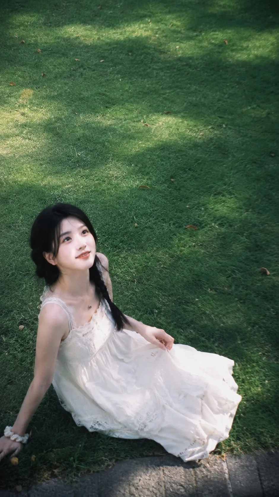 สาวเกาหลีบริสุทธิ์ถ่ายภาพมุมสูงบนสนามหญ้า 1