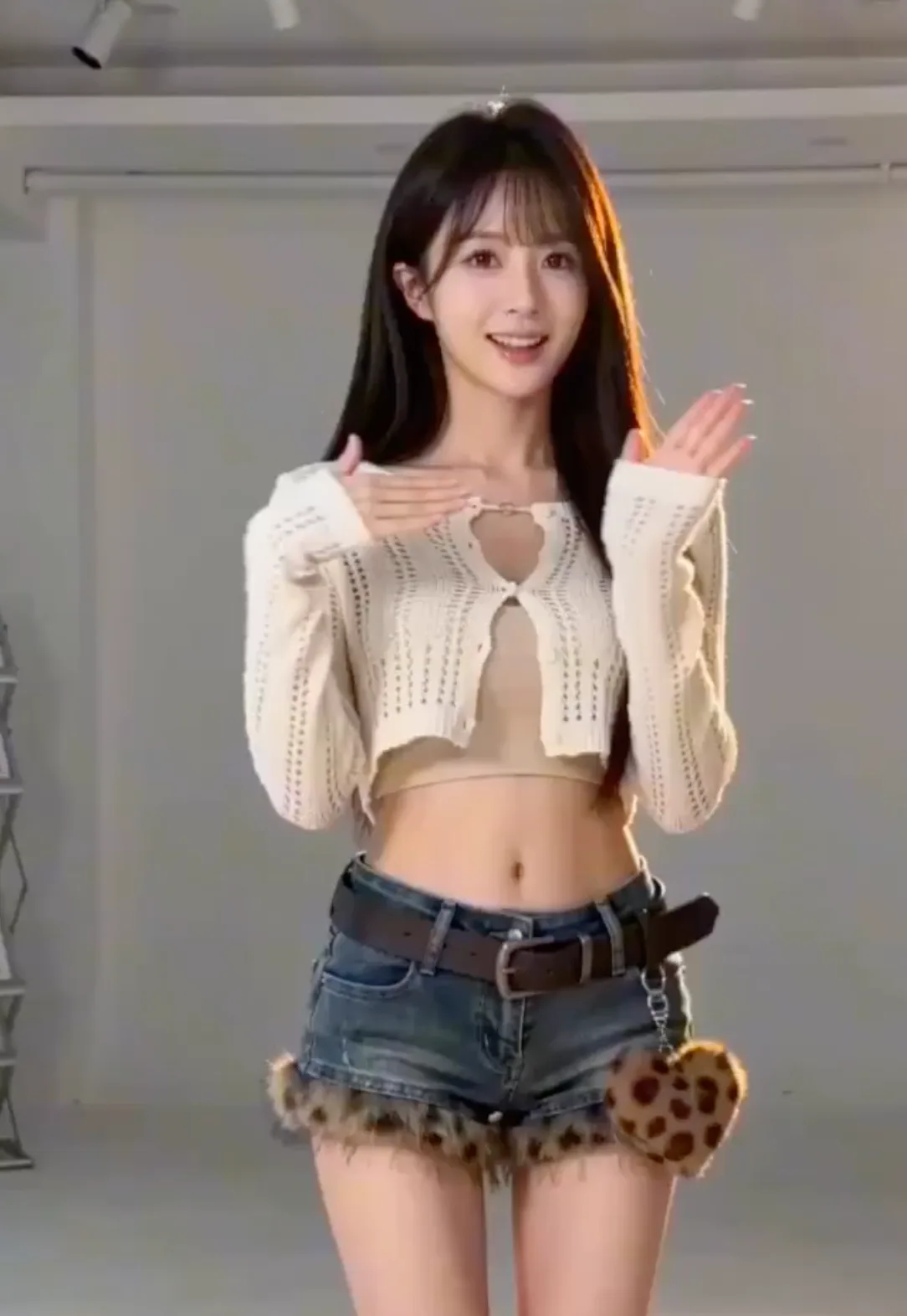 สาวน้อย K-pop บริสุทธิ์ทำมือรูปหัวใจกลางเวที 1