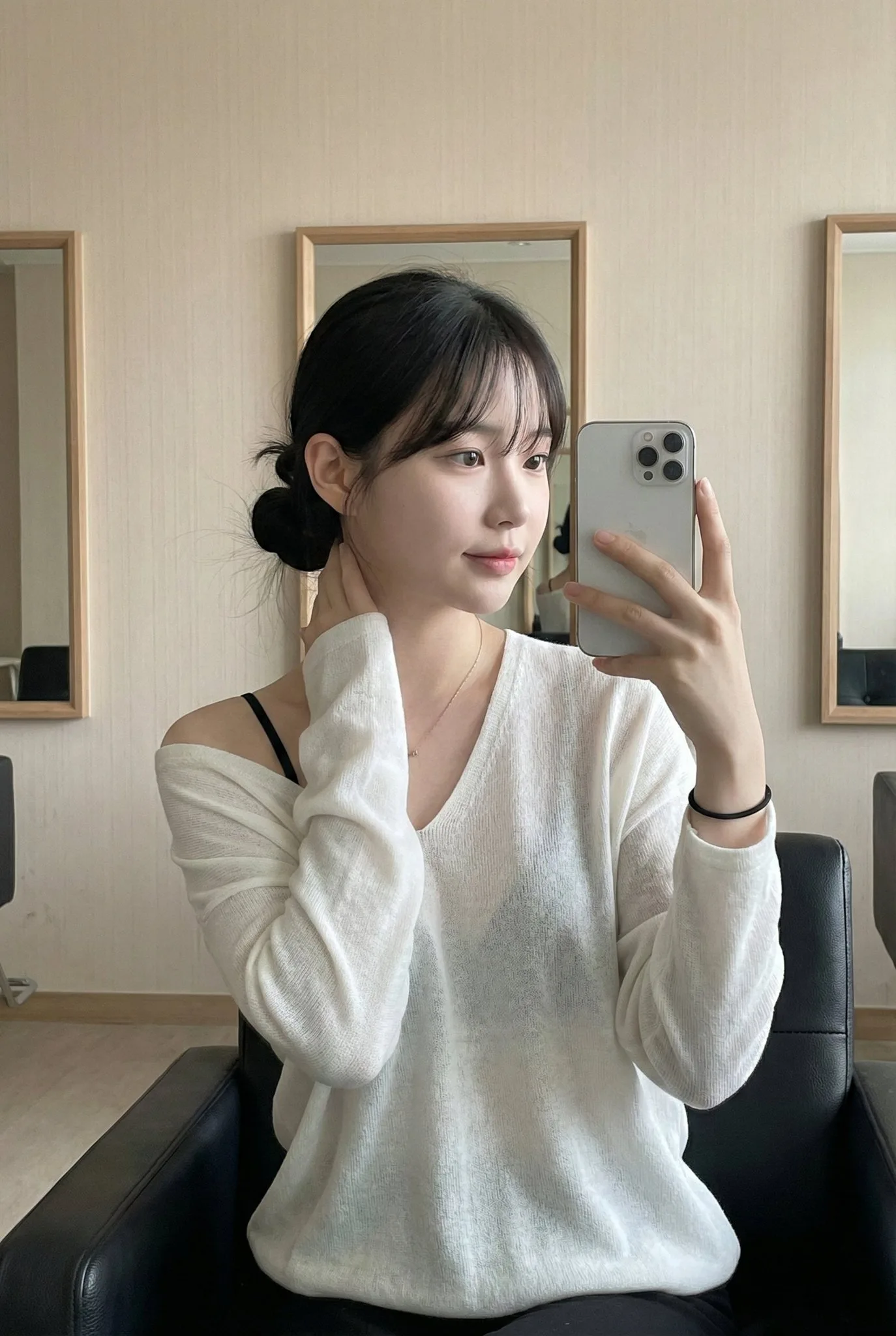 ความเย้ายวนในความบริสุทธิ์: เซลฟี่กระจกบนเก้าอี้ดำ 1