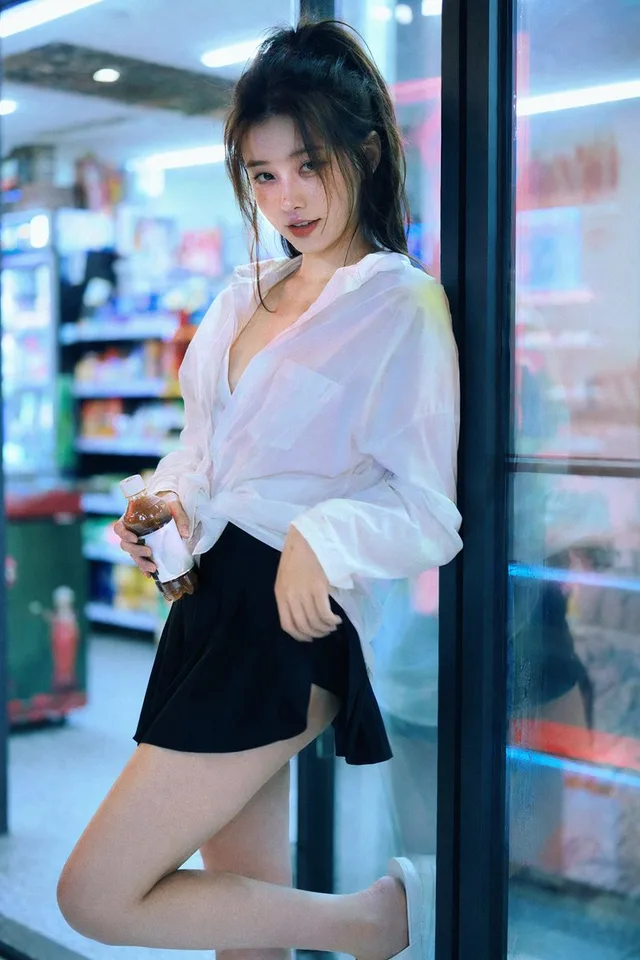 สาวแซ่บนีออนในร้านสะดวกซื้อยามดึก