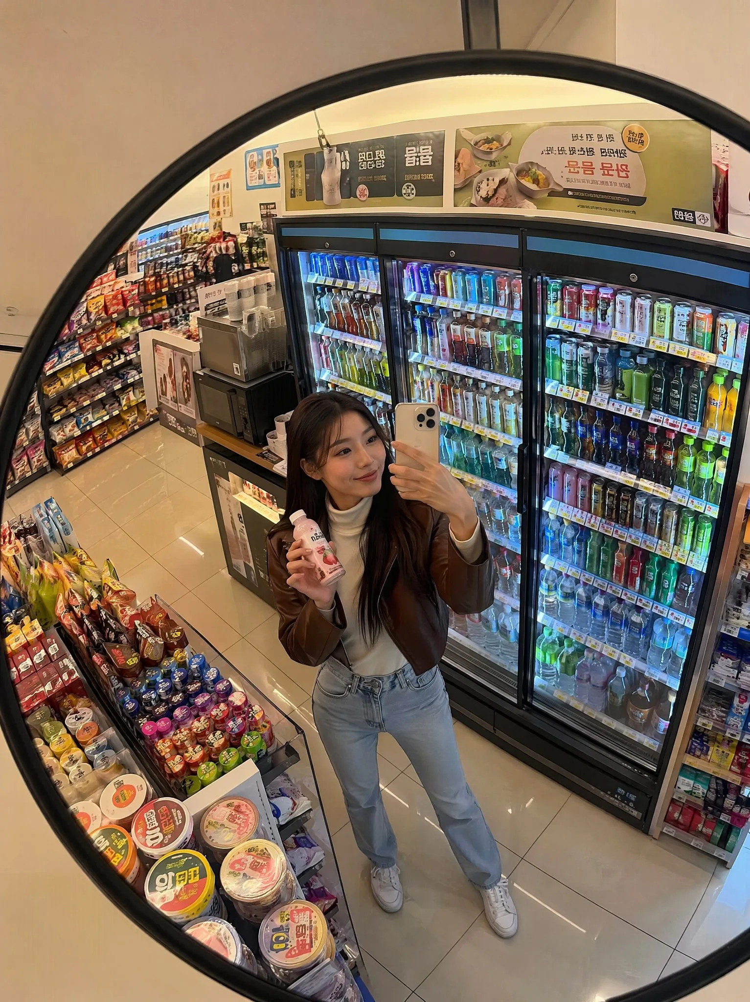สาวเกาหลีเซลฟี่ในร้านสะดวกซื้อยามค่ำคืนผ่านกระจกนูน 2