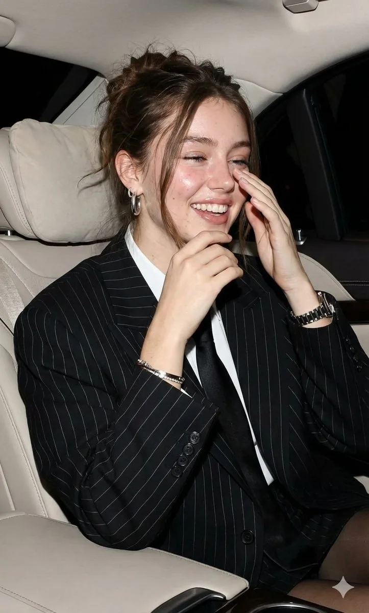 ยิ้มร่าในเบาะหลังรถหรู แฟลชจัดเต็ม 1