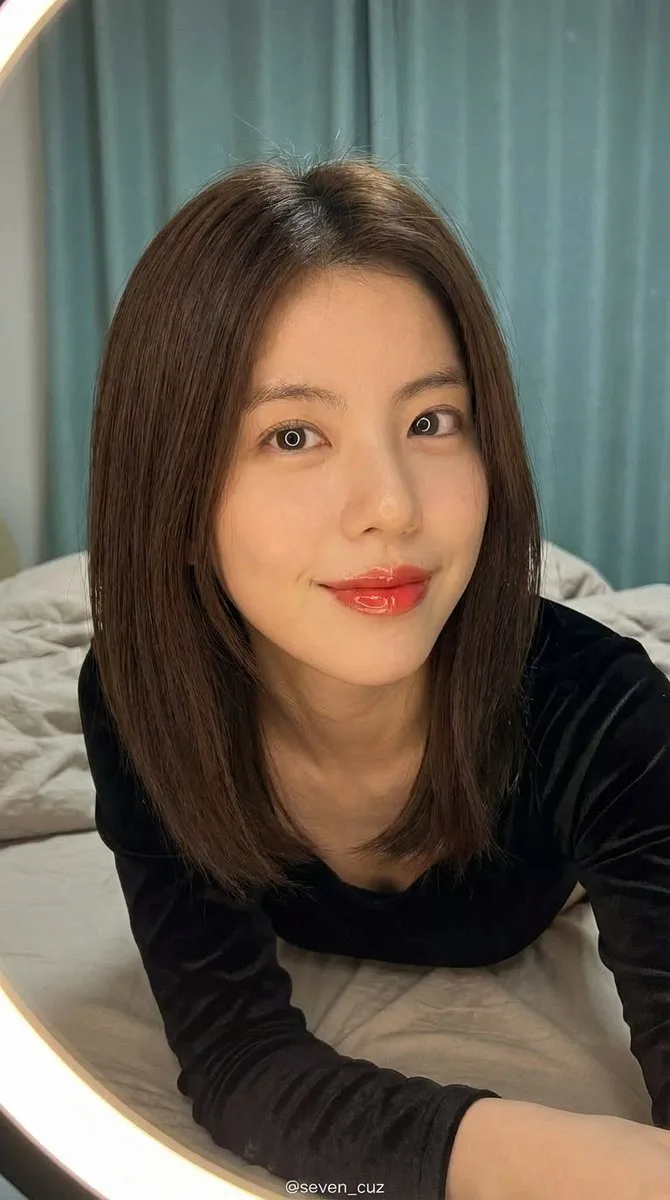 เซลฟี่สาวสวยใต้แสงไฟวงแหวนในห้องนอนสบายๆ 1