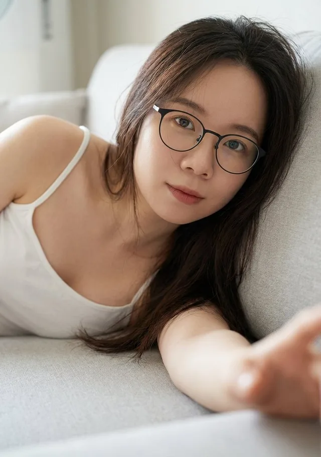 สาวแว่นบนโซฟานุ่มนวล