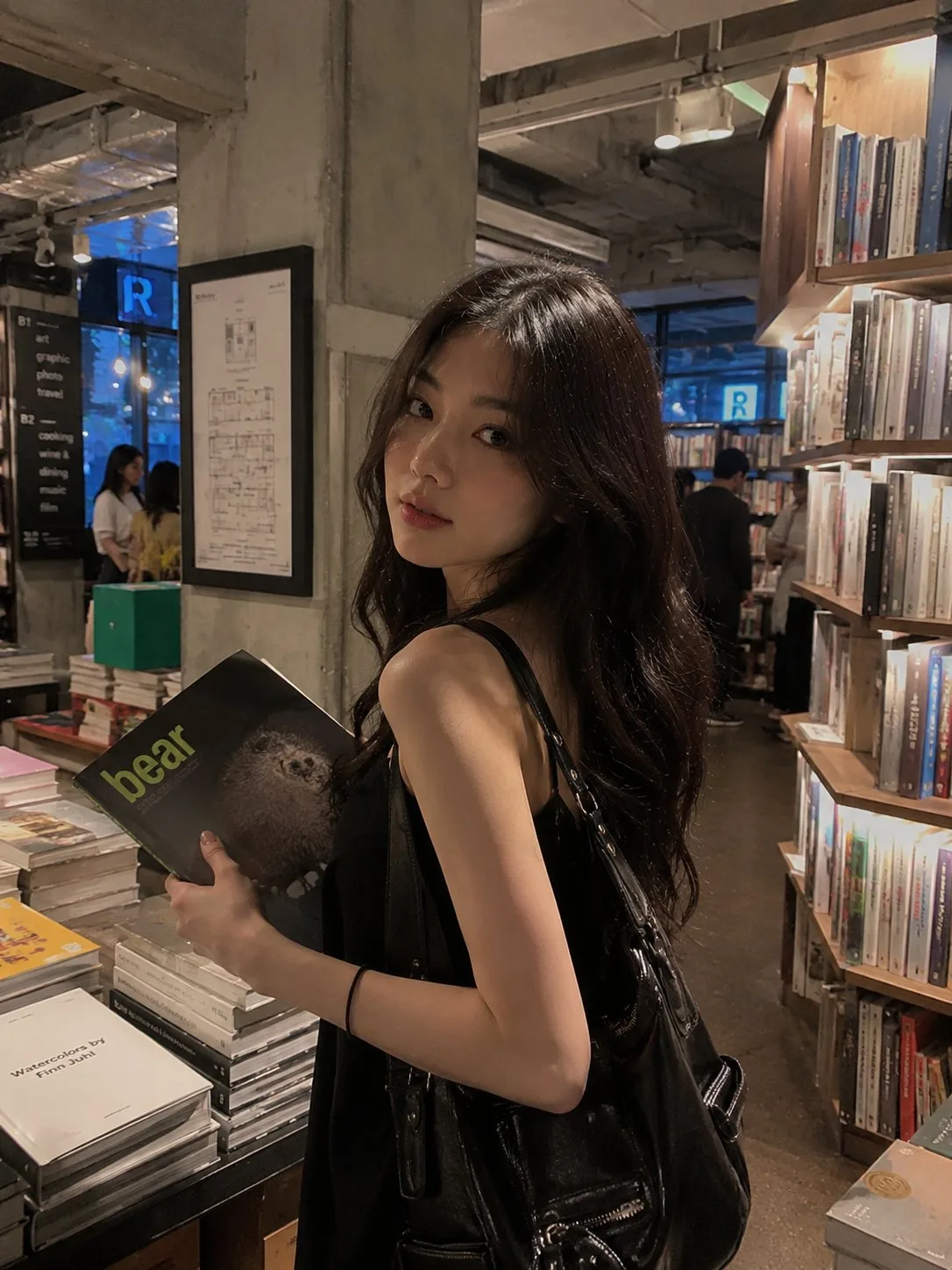 สาวแฟชั่นในร้านหนังสือ: ภาพถ่ายแนวไลฟ์สไตล์เหนือจริง 2