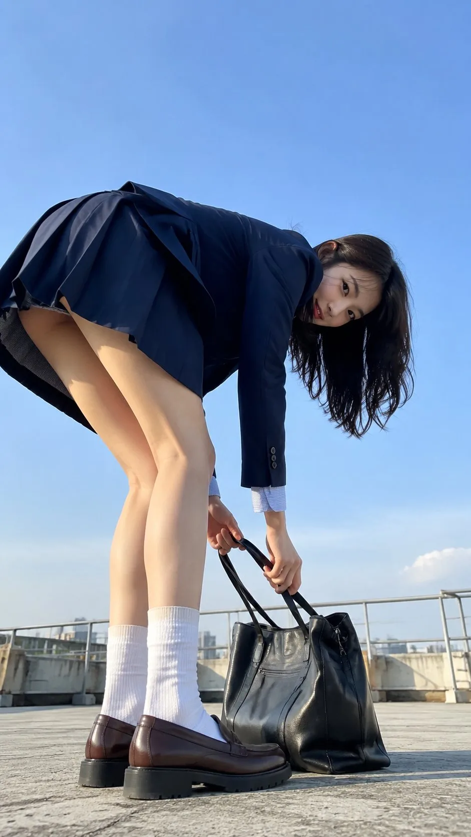 สาวเอเชียแนวพรีพพี้ ถ่ายจากมุมต่ำสุดขีด 2