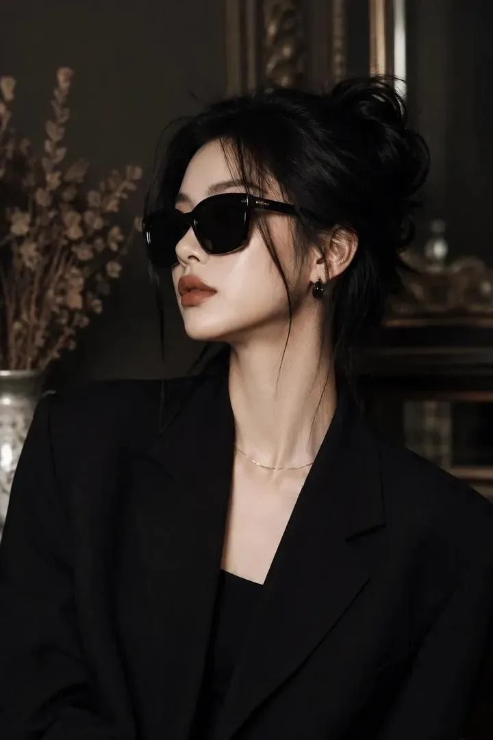 ภาพพอร์เทรตหญิงสาวสไตล์ดาร์กแฟชั่นสุดหรู 1