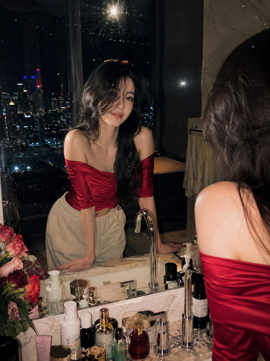 หญิงสาวชุดแดงในห้องน้ำหรู วิวเมืองยามค่ำคืน 1