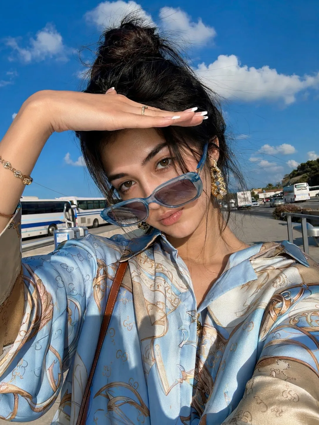 ภาพพอร์เทรตแฟชั่นสตรีทหรูหราพร้อมล็อคใบหน้า 2