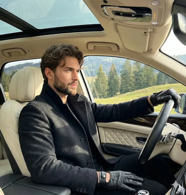 สุภาพบุรุษหนุ่มใน SUV หรู: สงบและมั่นใจ