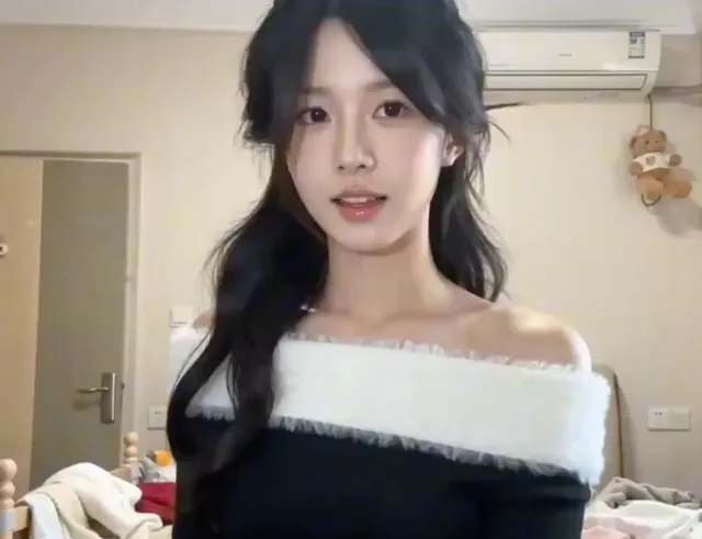 สาวสวยเซ็กซี่ขี้เกียจในห้องนอนรก