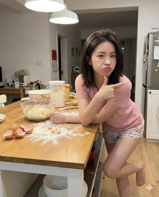 สาวครัวรกเปื้อนแป้ง หัวเราะสดใส