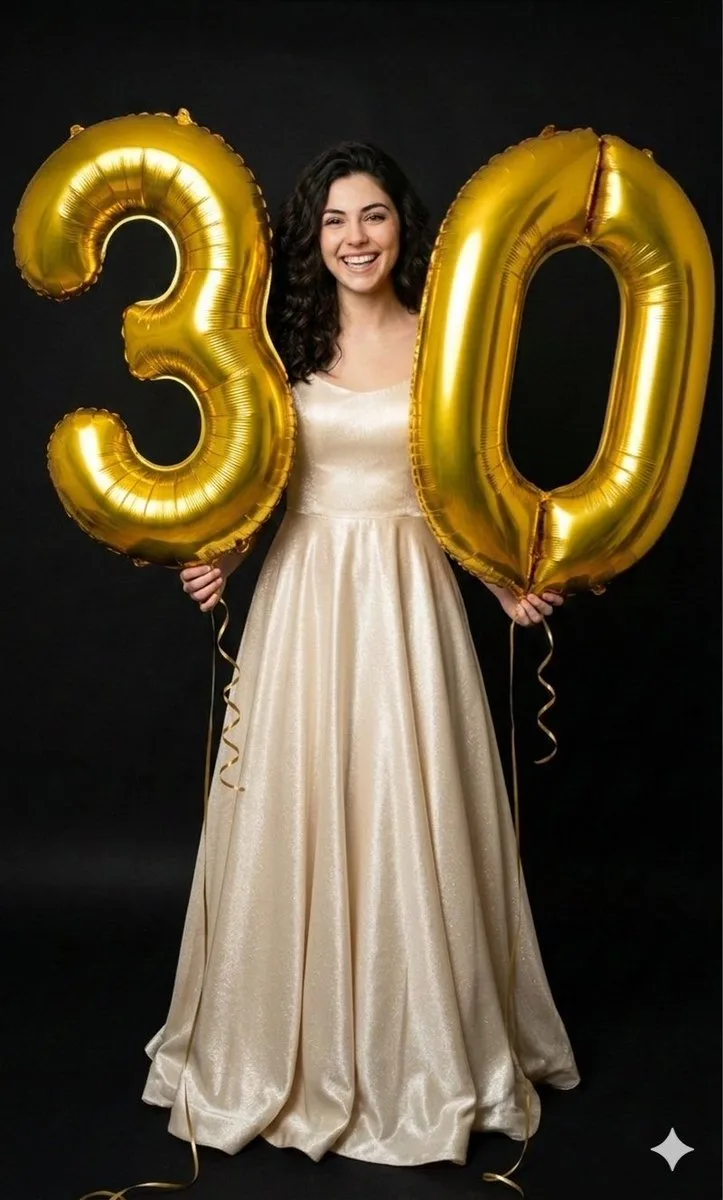 ภาพถ่ายผู้หญิงฉลองวันเกิด โทนดำทอง 1