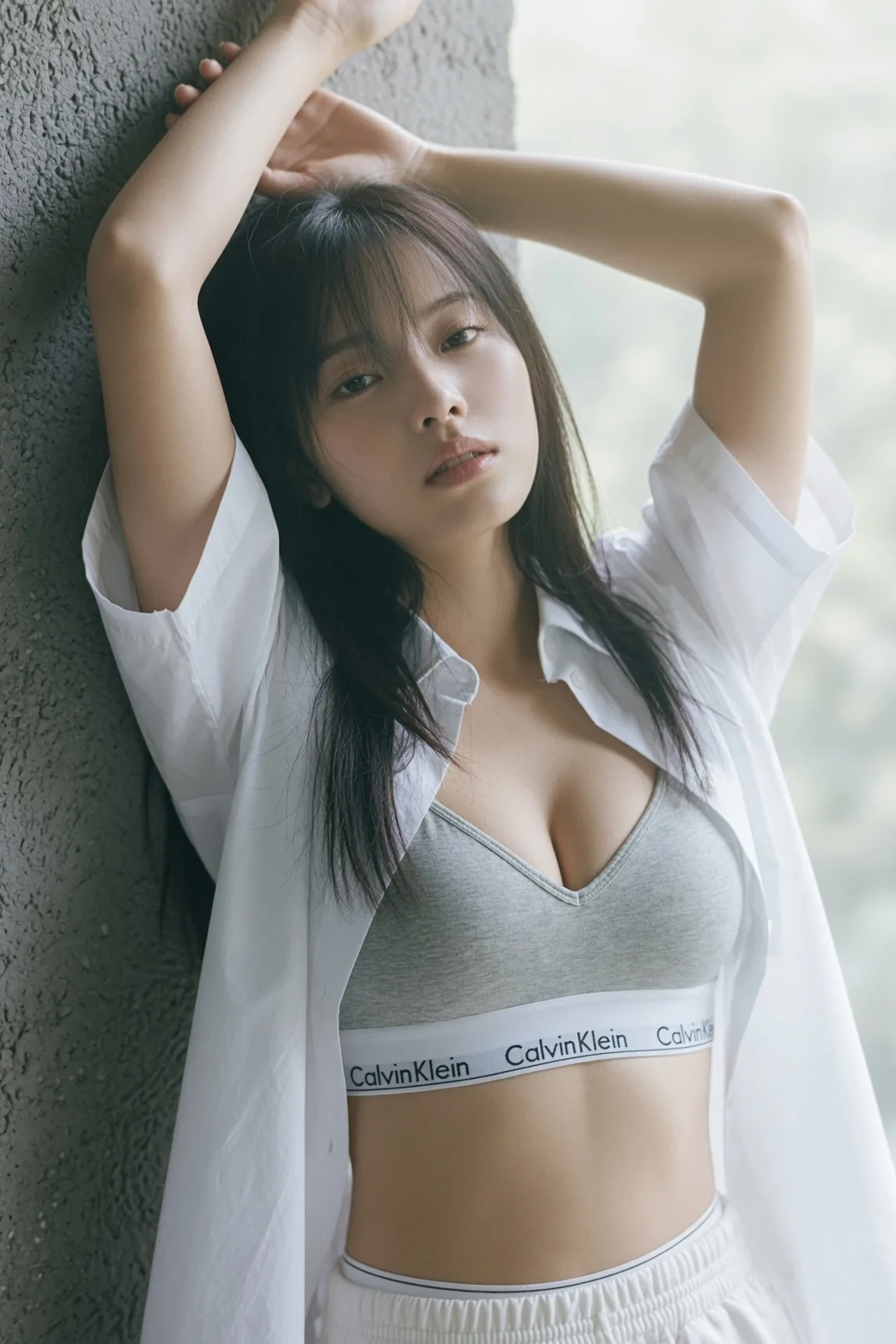 สาวเอเชียกับผนังคอนกรีต สไตล์มินิมอล 1