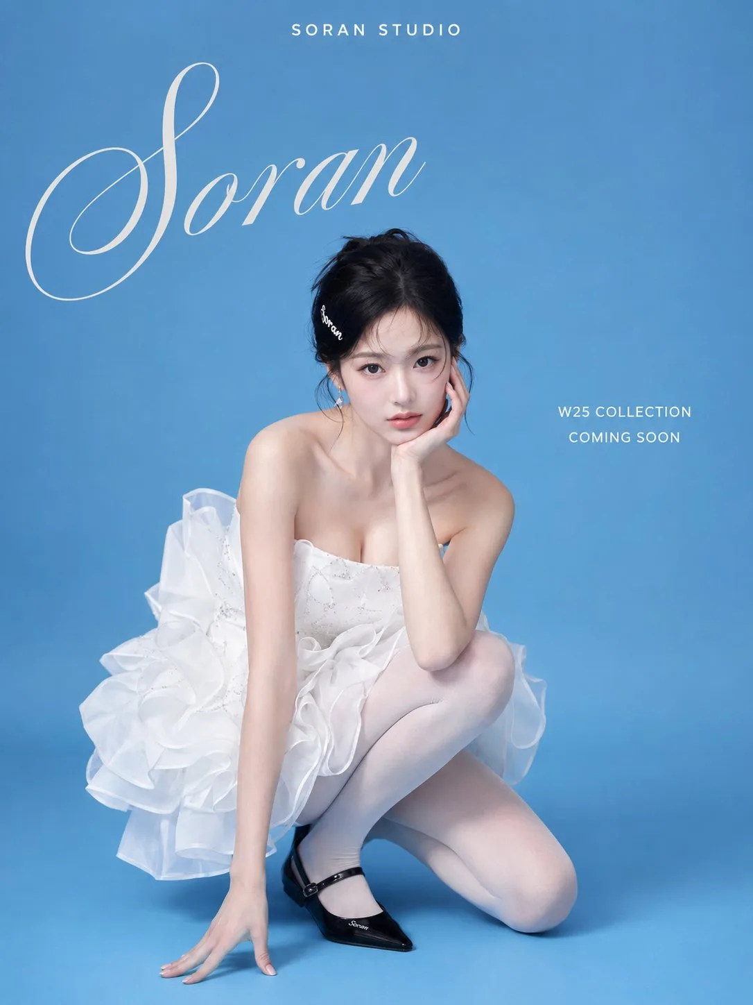 โปสเตอร์แฟชั่นสาวเอเชีย มินิมอล พื้นหลังสีฟ้า 1