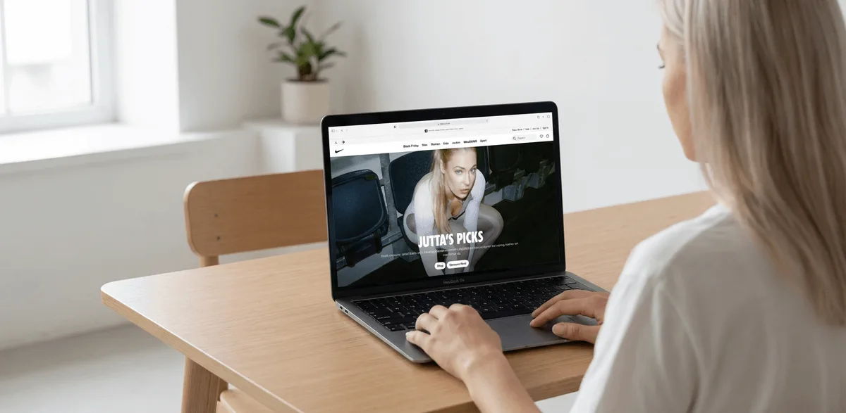MacBook ในห้องมินิมอล พร้อมผู้หญิงใช้งานจากด้านหลัง 1
