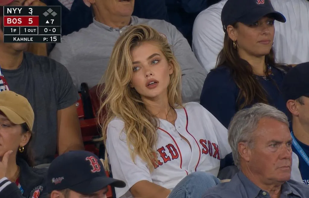 ภาพสตรีในฝูงชนเกมเบสบอล MLB ถ่ายทอดสด 1