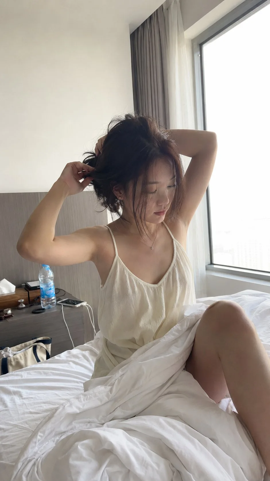 จัดผมในห้องโรงแรมยามเช้า: ภาพถ่ายไลฟ์สไตล์ 1