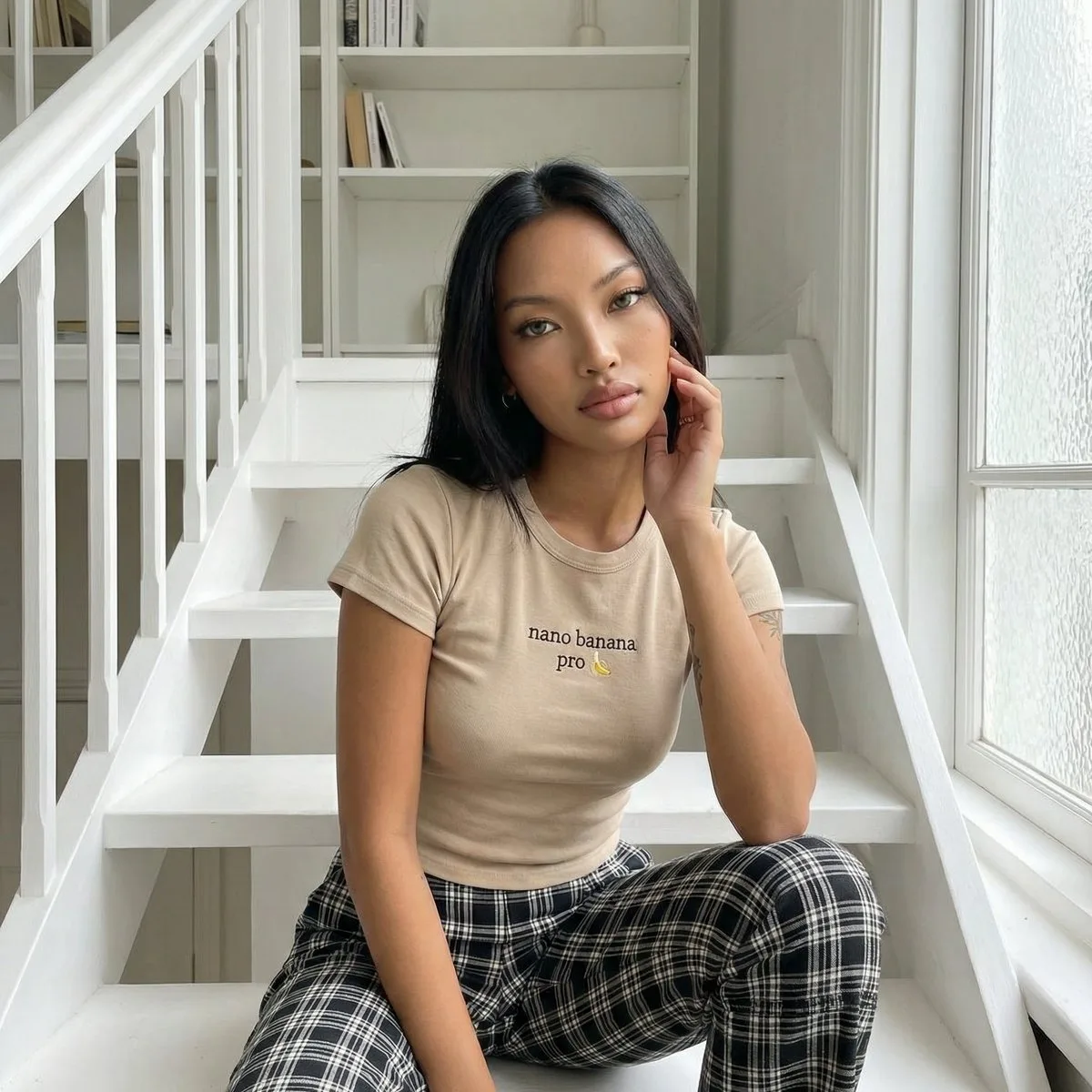 สาวดวงตาสีเขียวบนบันไดขาว แสงธรรมชาติ 1