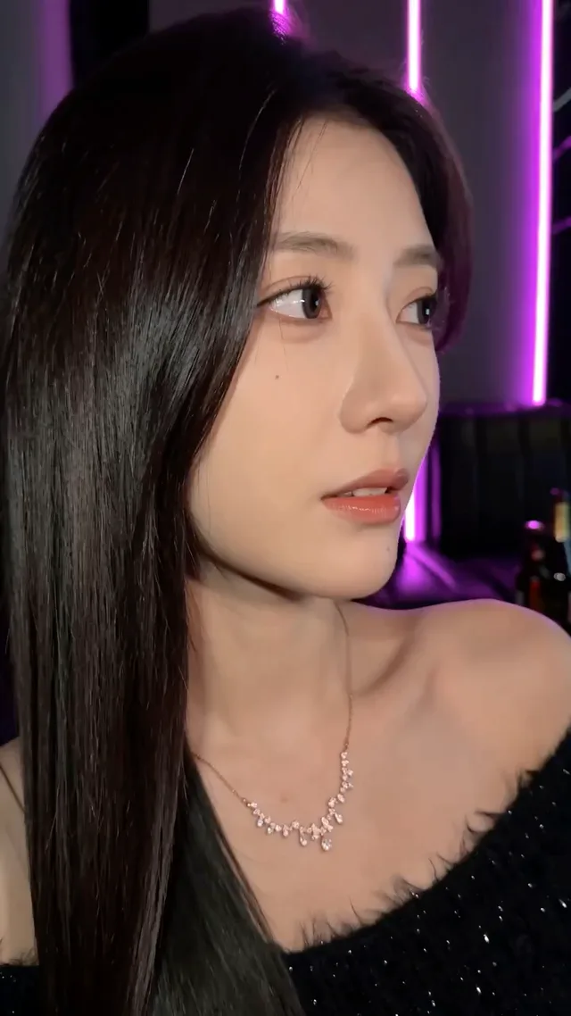 แฟนสาวน่าหลงใหลในห้อง KTV แสงนีออน