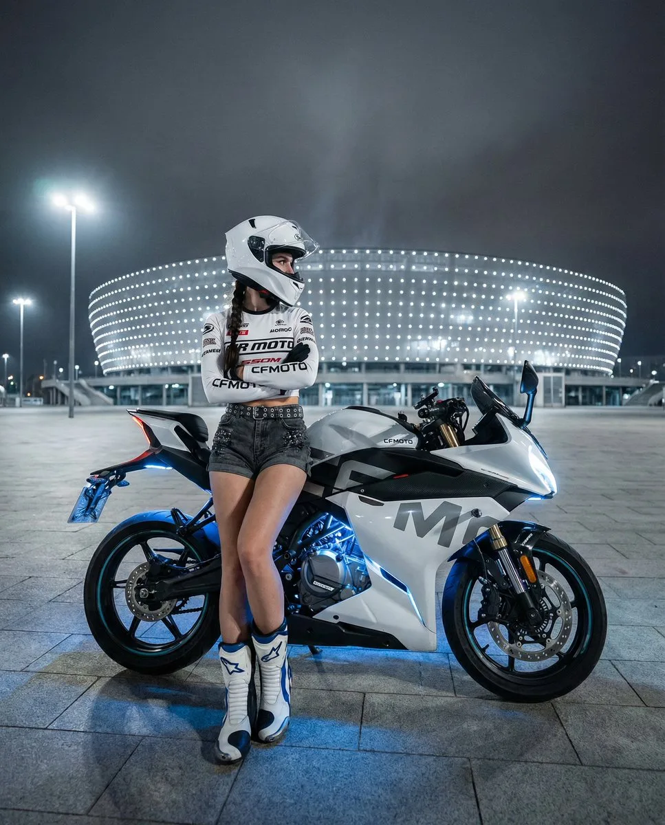 สาวนักบิดสุดคูลกับมอเตอร์ไซค์สปอร์ตสีขาวในแสงนีออนยามค่ำคืน 1