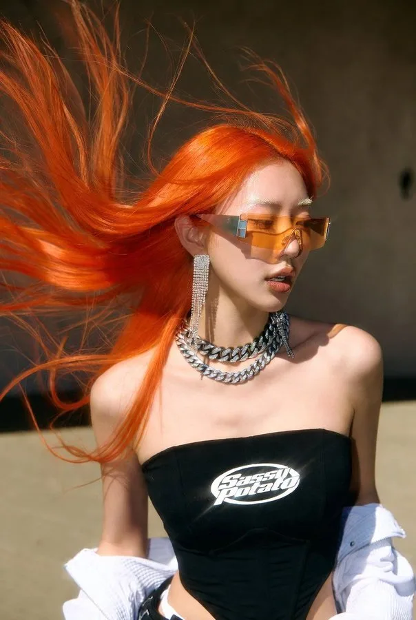 สาวสวยผมส้มนีออนสุดเฉียบคม 1