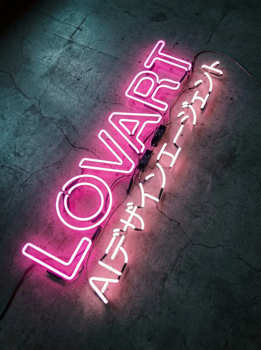 นีออนชมพูบนพื้นปูน: LOVART AI สไตล์อินดัสเทรียล 1