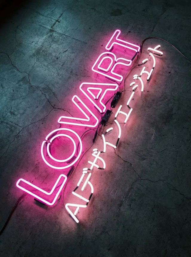 นีออนชมพูบนพื้นปูน: LOVART AI สไตล์อินดัสเทรียล
