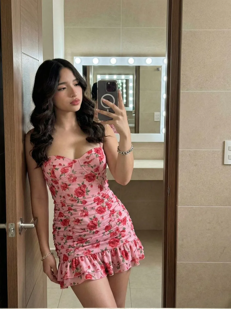 สาวเซลฟี่ในห้องน้ำ: เดรสกุหลาบชมพู สวยมั่นใจ 1