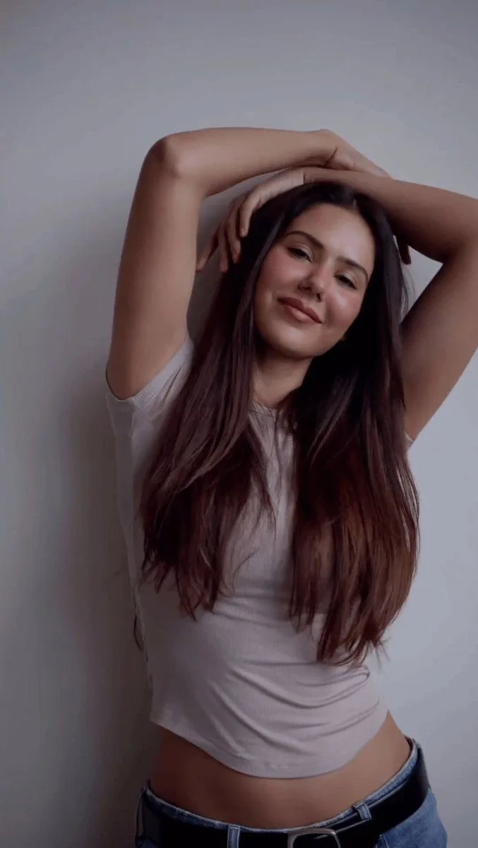 สาวผมทอง ชุดแดงแลบลิ้น สุดน่ารัก (สไตล์ภาพเหมือน) 1