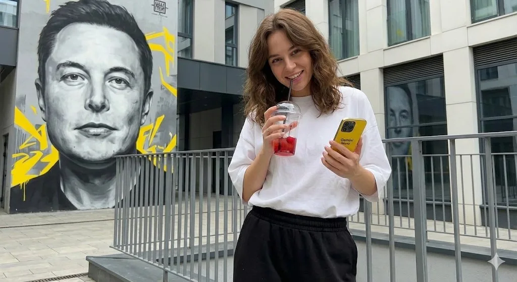 สาวซนกับเครื่องดื่มหน้าภาพวาด Elon Musk 1