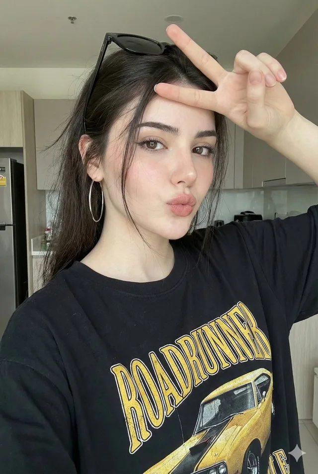 สาวสตรีทสุดซ่า เซลฟี่ทำปากจู๋