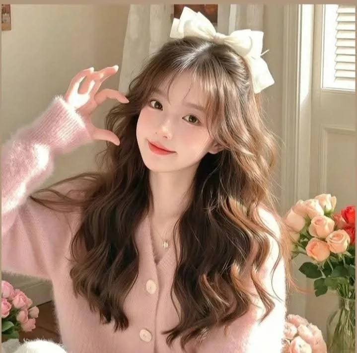 สาวหวานในชุดคาร์ดิแกนสีชมพู ริมหน้าต่างแดดส่อง 1