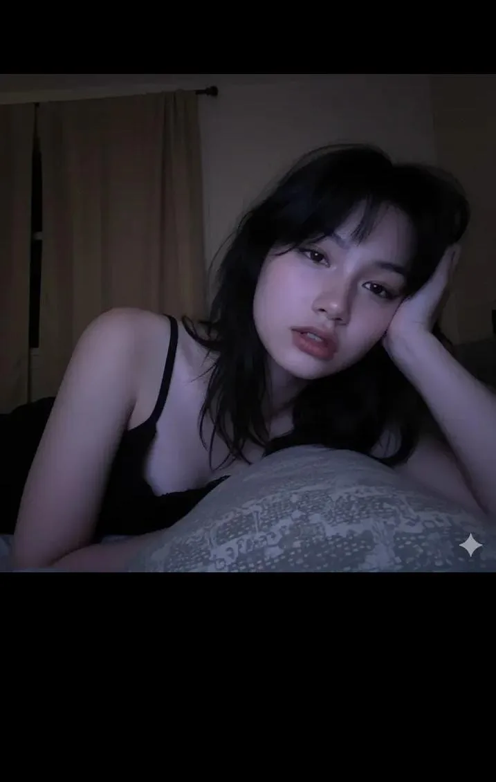 เซลฟี่ในห้องนอนยามค่ำคืน: ช่วงเวลาอันอ่อนโยน 1