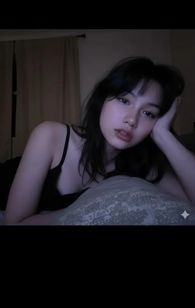 เซลฟี่ในห้องนอนยามค่ำคืน: ช่วงเวลาอันอ่อนโยน