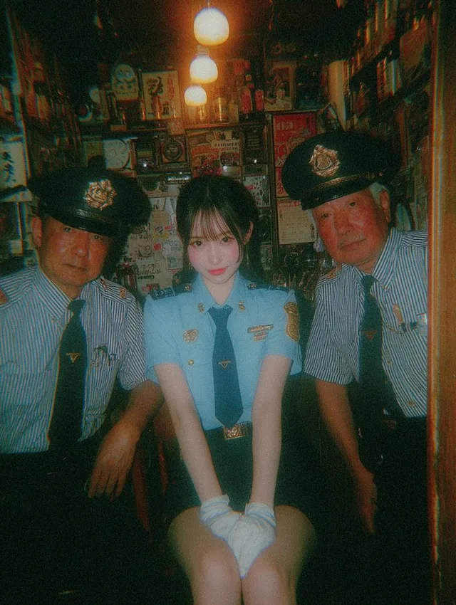 สาวญี่ปุ่นในชุดตำรวจสีฟ้าอ่อน