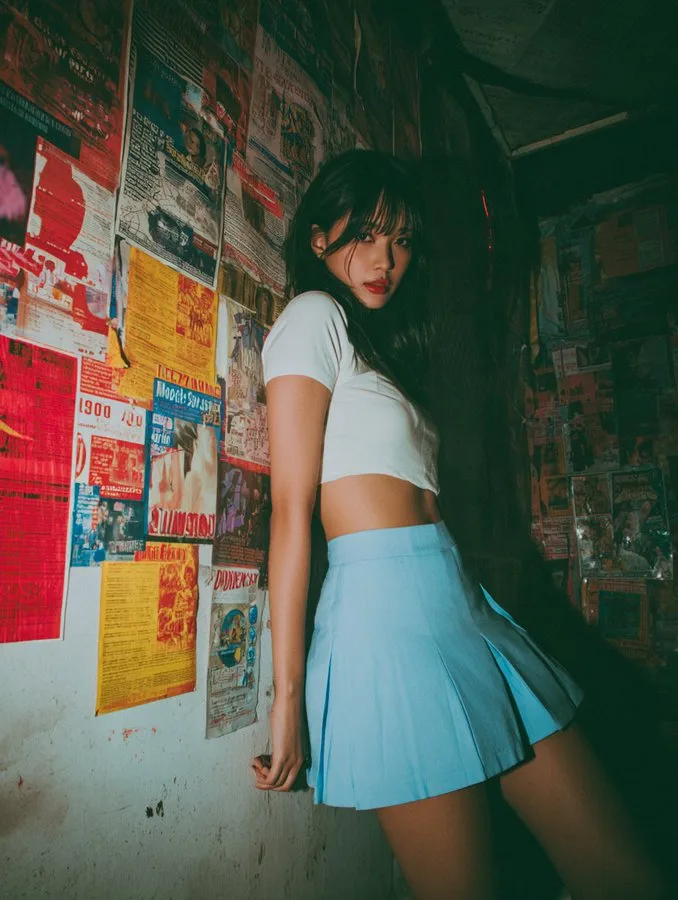 สาวสวยกระโปรงมินิพลีท สุดเรโทร 1