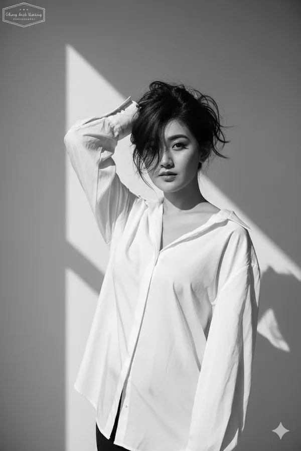 ภาพพอร์ตเทรตแฟชั่นขาวดำ: เสื้อเชิ้ตขาวเรียบหรู 1