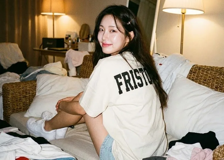 ผู้หญิงนั่งหันหลังบนโซฟาถักทอ สไตล์วินเทจ 1