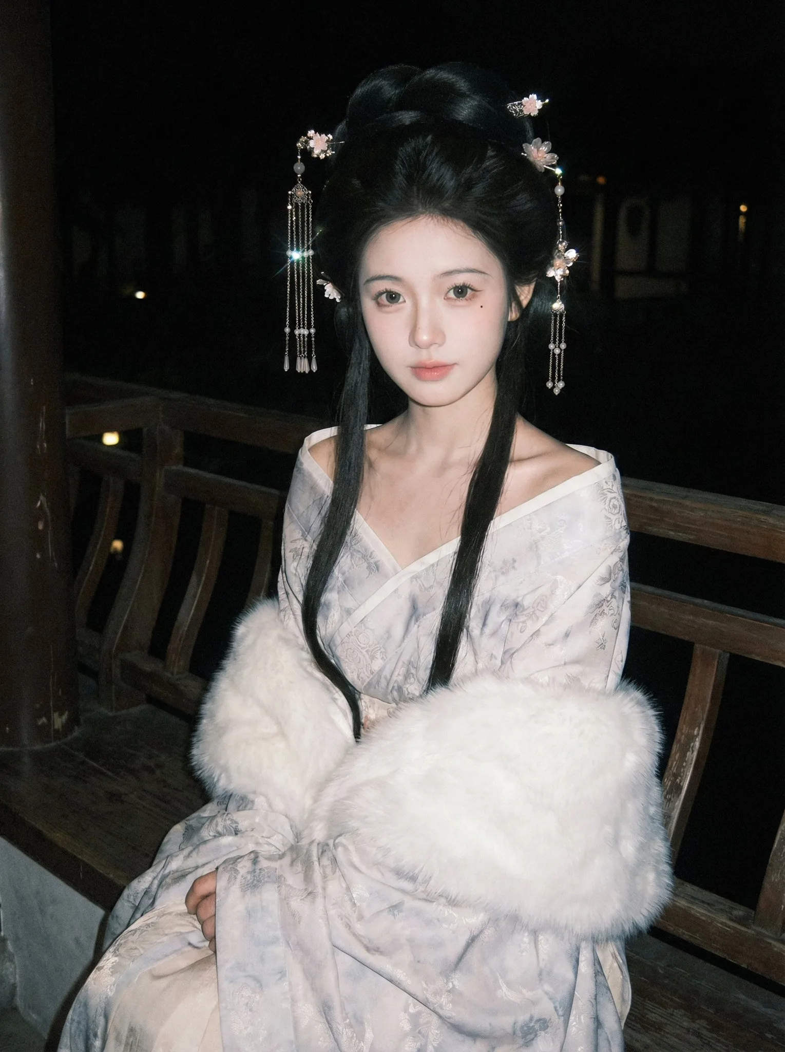 ชุดจีนโบราณในสวนยามค่ำคืน 1
