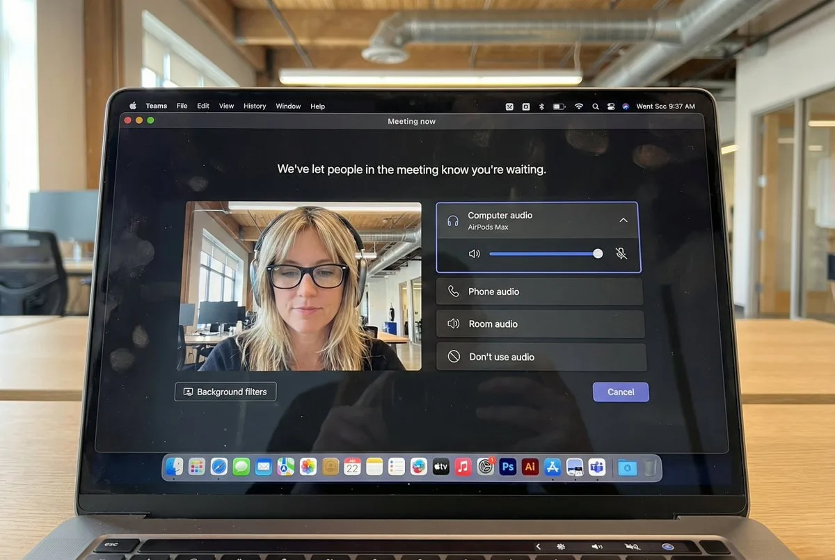 ภาพถ่ายจอ MacBook สมจริง: รอเข้าร่วมประชุม Teams 1