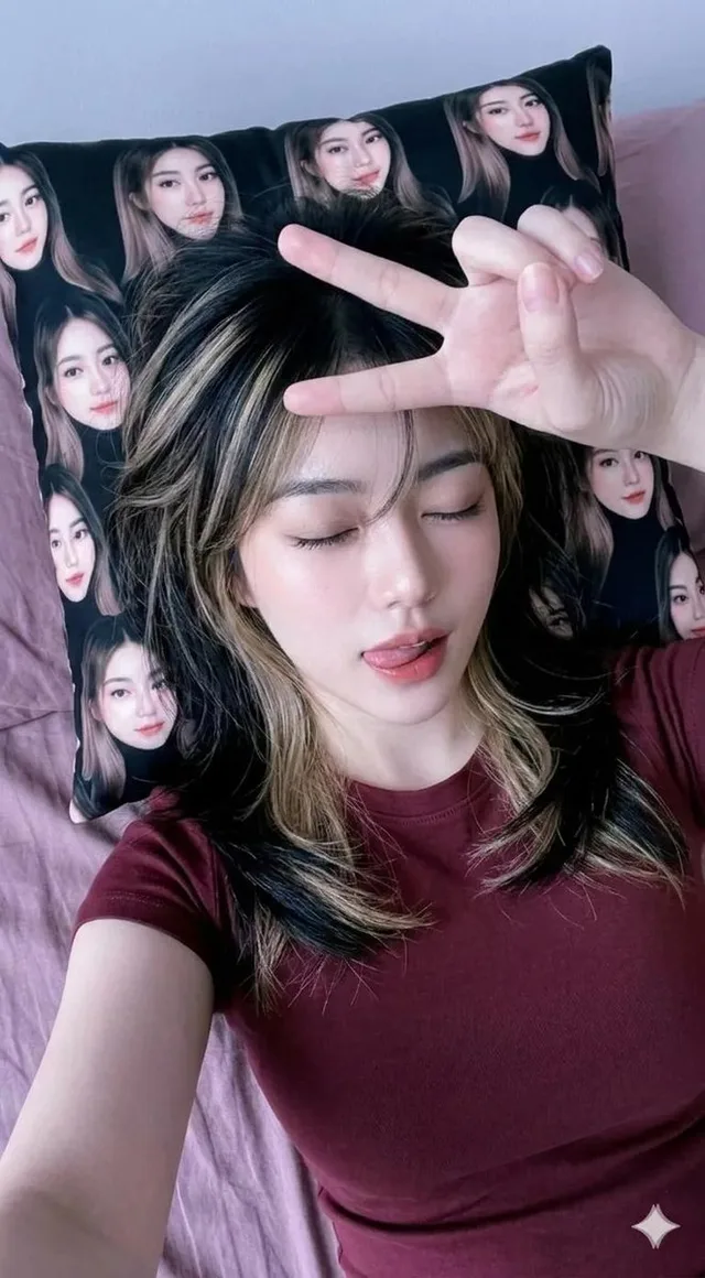 สาวหวานใส เซลฟี่บนเตียง ภาพคมชัด ระดับมาสเตอร์พีซ